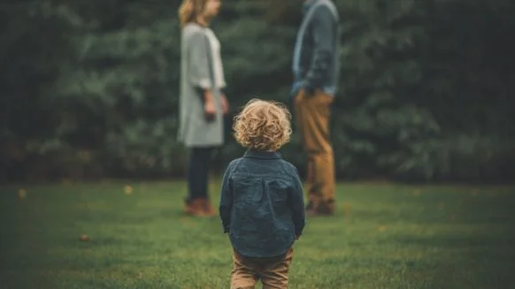 Parents séparés : comment s'articule la garde des enfants pendant cette période de vacances d’été ?