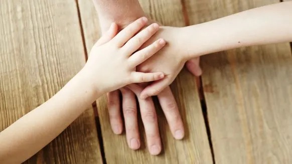 Peut-on adopter l’enfant de son conjoint ?  - Crédit photo : © Freepik