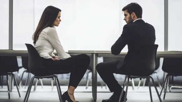 Peut-on licencier un salarié qui menace de poursuivre un client en justice ?